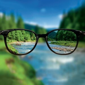 Paysage net vue à travers des lunettes et floue à l'extérieur